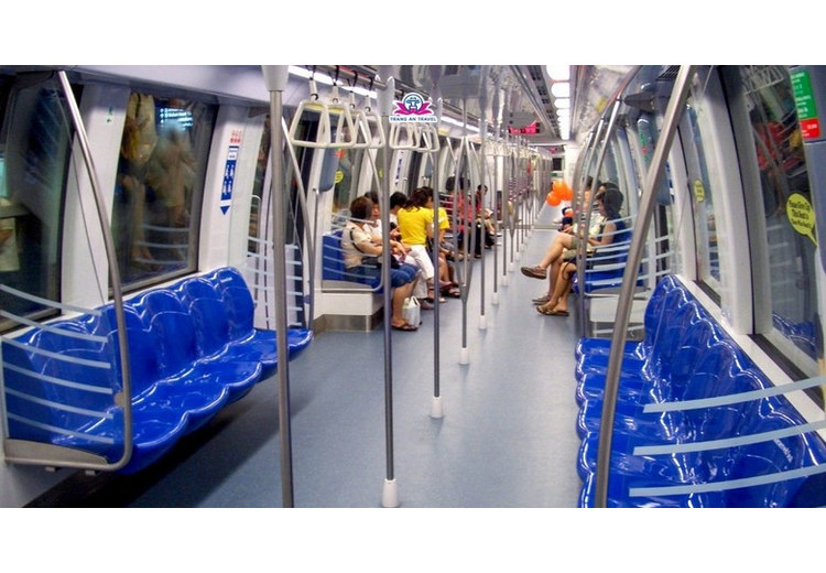 Toa tàu MRT Đài Bắc sạch sẽ với hàng ghế xanh và hành khách ngồi yên lặng